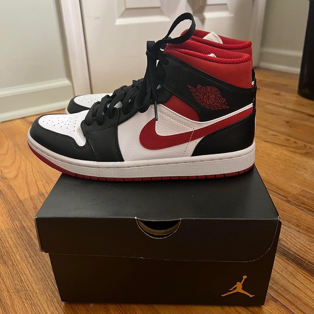 Nike Air Jordan 1 - Picture 2 of 3